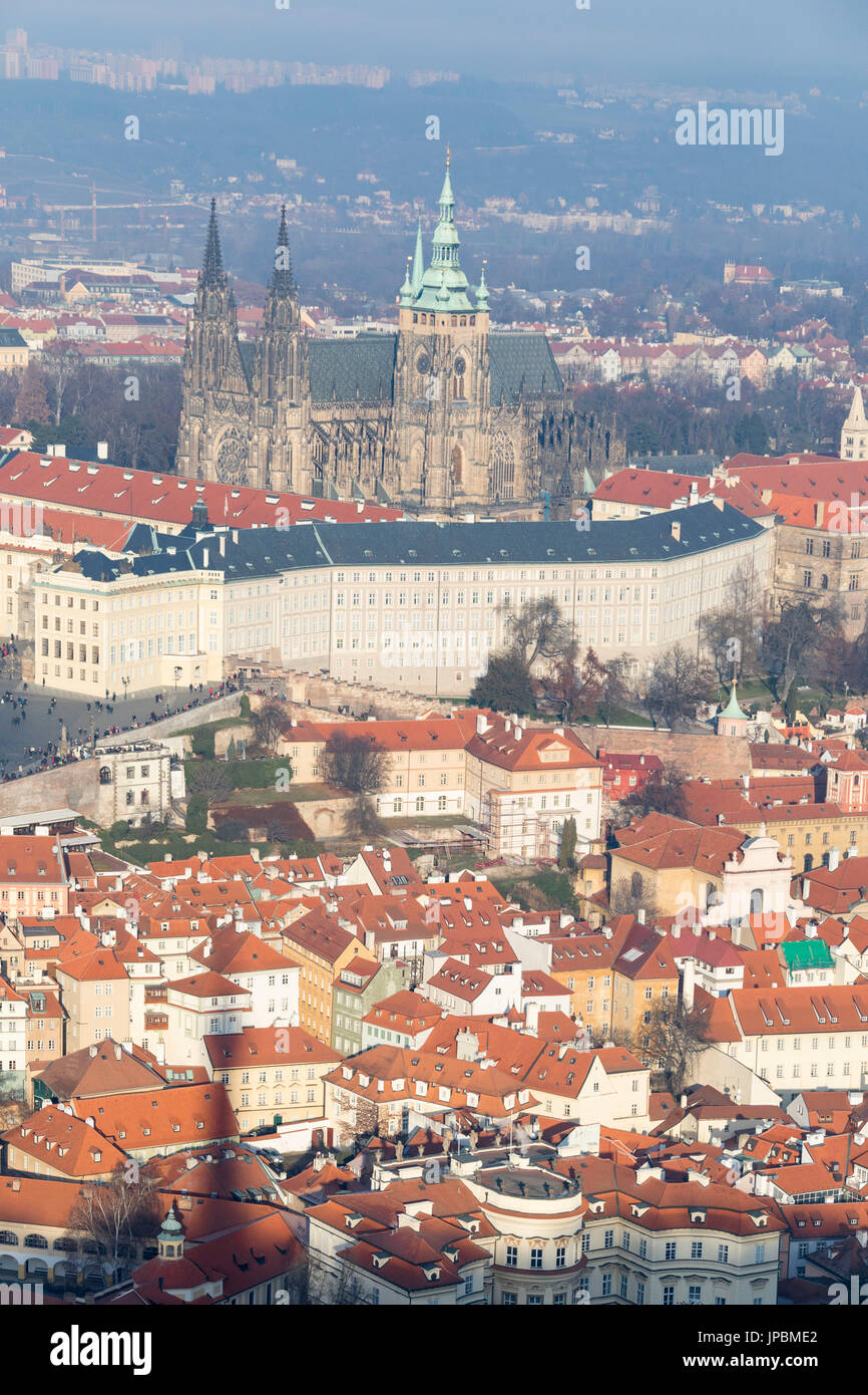 Vista della tipica architettura e antiche chiese di Praga Repubblica Ceca Europa Foto Stock