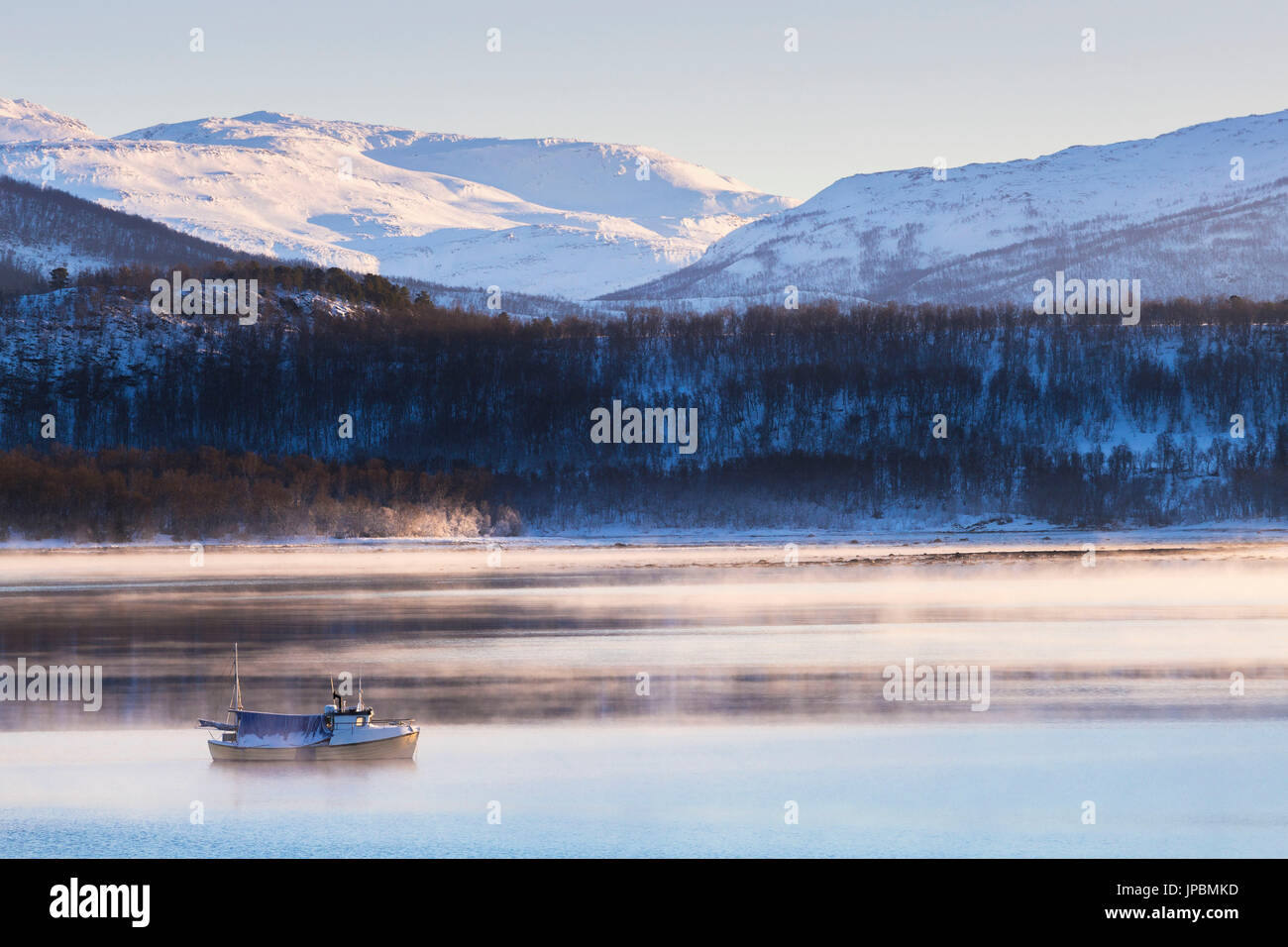Fisherman's vele di imbarcazioni nel fiordo illuminata dal sole. Gibostad, Gisundet, Senja, Norvegia, l'Europa. Foto Stock