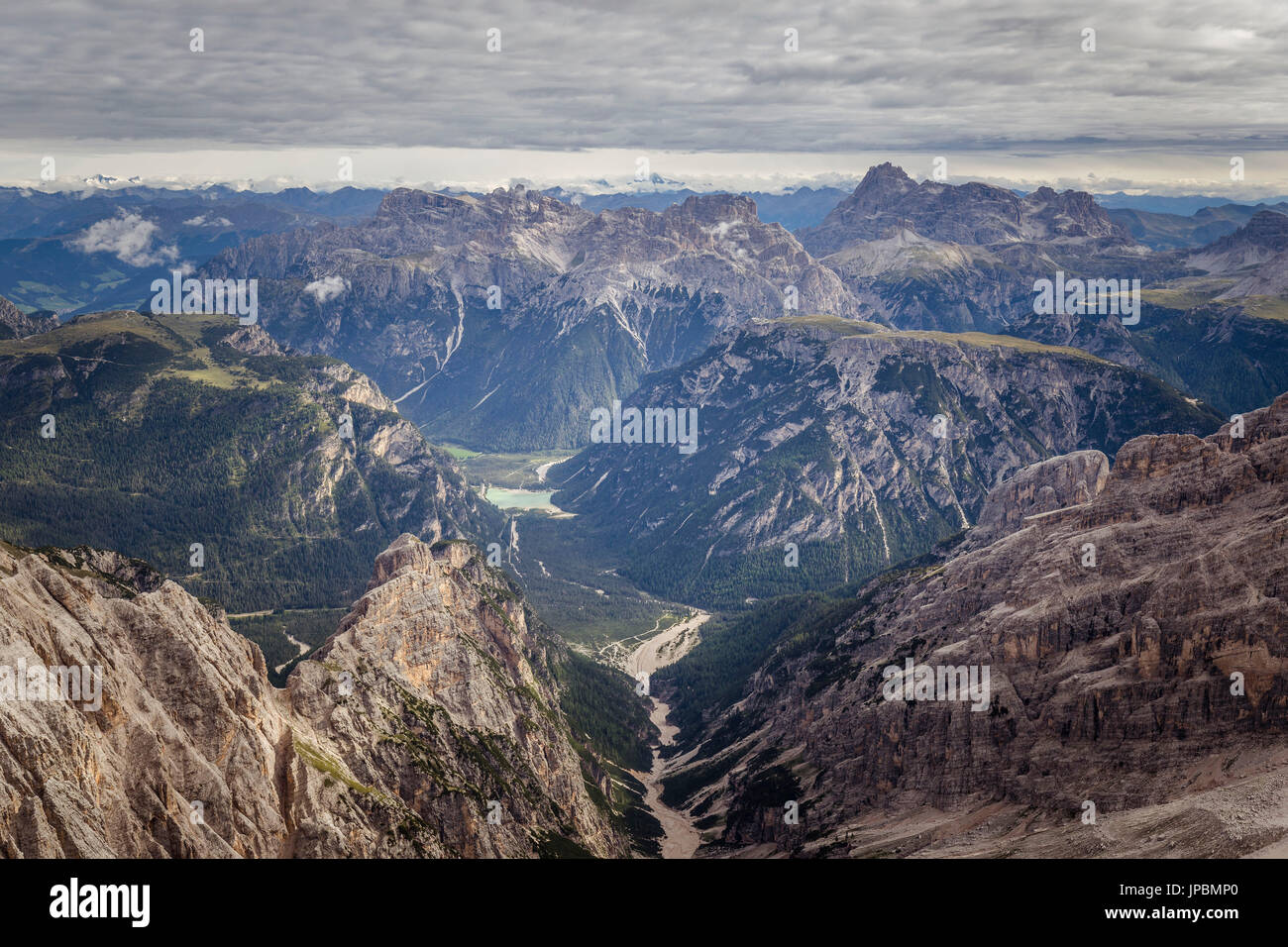 Vista dalla Forcella Stounies da sinistra a destra Strudelkopf, Croda dei Rondoi, Monte Rudo, Dreischusterspitze, il Monte Paterno e il Monte Piana, Cortina d'Ampezzo, distretto di Belluno, Veneto, Italia, Europa Foto Stock