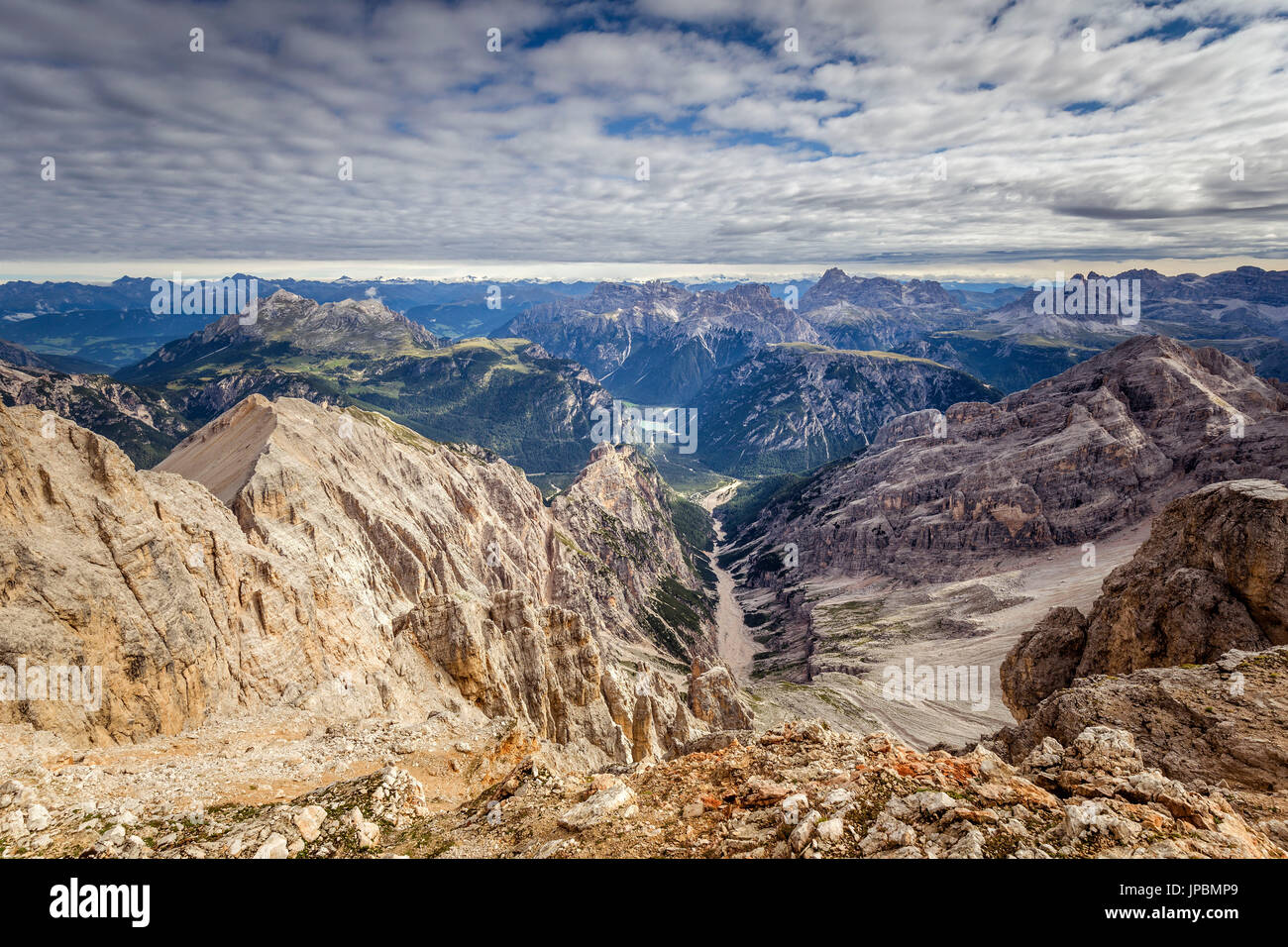 Vista dalla Forcella Stounies da sinistra a destra Strudelkopf, Croda dei Rondoi, Monte Rudo, Dreischusterspitze, Monte Paterno, Tre Cime di Lavaredo e il Monte Piana, Cortina d'Ampezzo, distretto di Belluno, Veneto, Italia, Europa Foto Stock
