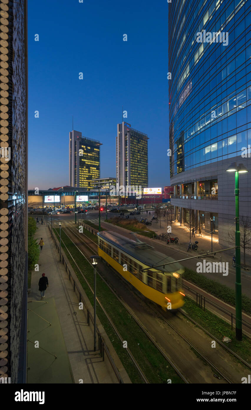 Milano, lombardia, italia. Un tram Esegui nella parte anteriore della Porta Garibaldi Stazione Ferroviaria Foto Stock