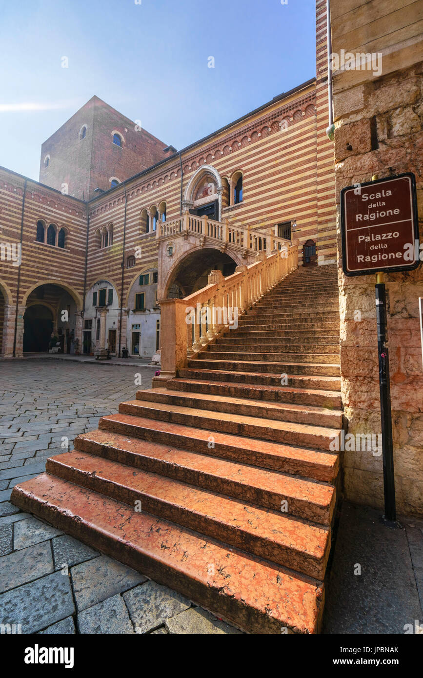 Verona, Veneto, Italia. Palazzo della Regione con la scala della Regione a Palazzo del Mercato Vecchio Foto Stock