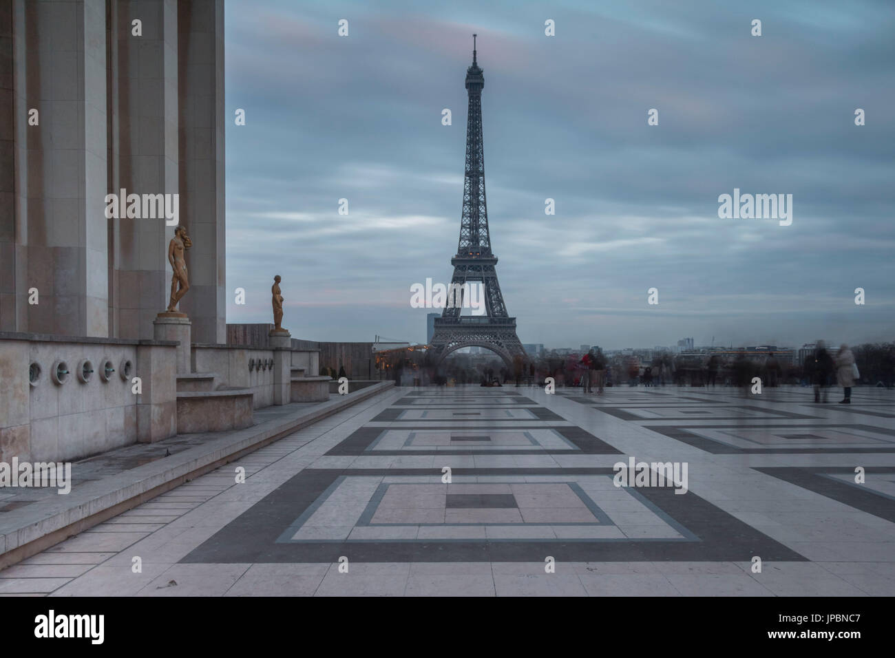 Tour Eiffel Visualizza modulo terrazza del Trocadero a Parigi city. Parigi, Île-de-France, Francia, Europa Foto Stock
