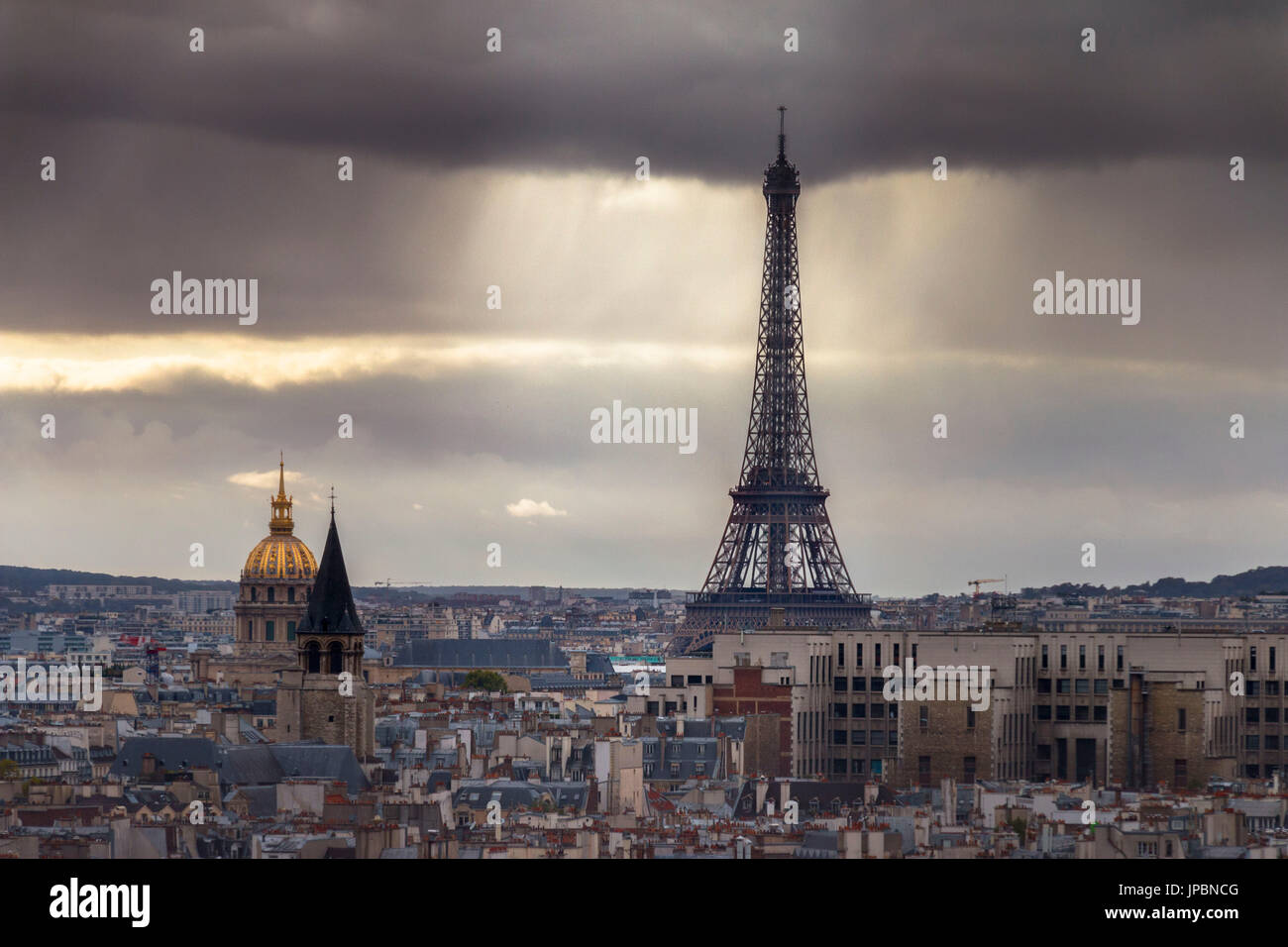 Vista della Tour Eiffel e Hôtel national des Invalides a Parigi city. Parigi, Île-de-France, Francia, Europa Foto Stock