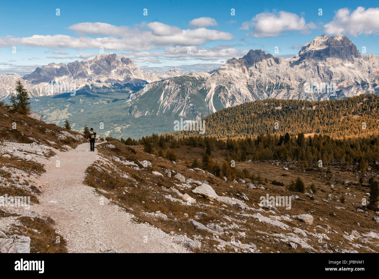 L'Europa, Italia, Veneto, Belluno, Cortina d Ampezzo. Donna escursionista procedere dal lago federa, Dolomiti Foto Stock