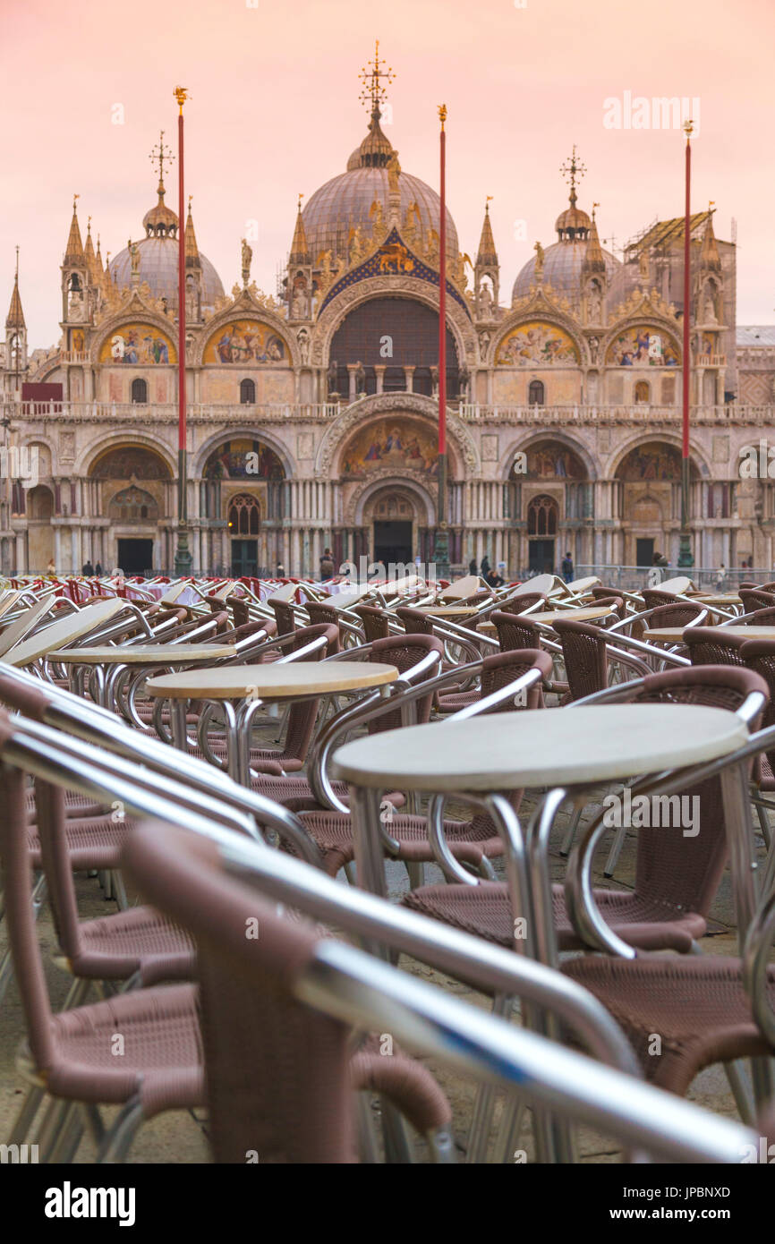 L'Europa, Italia, Veneto, Venezia. File di sedie e tavoli presso la caffetteria all'aperto in Piazza San Marco Foto Stock