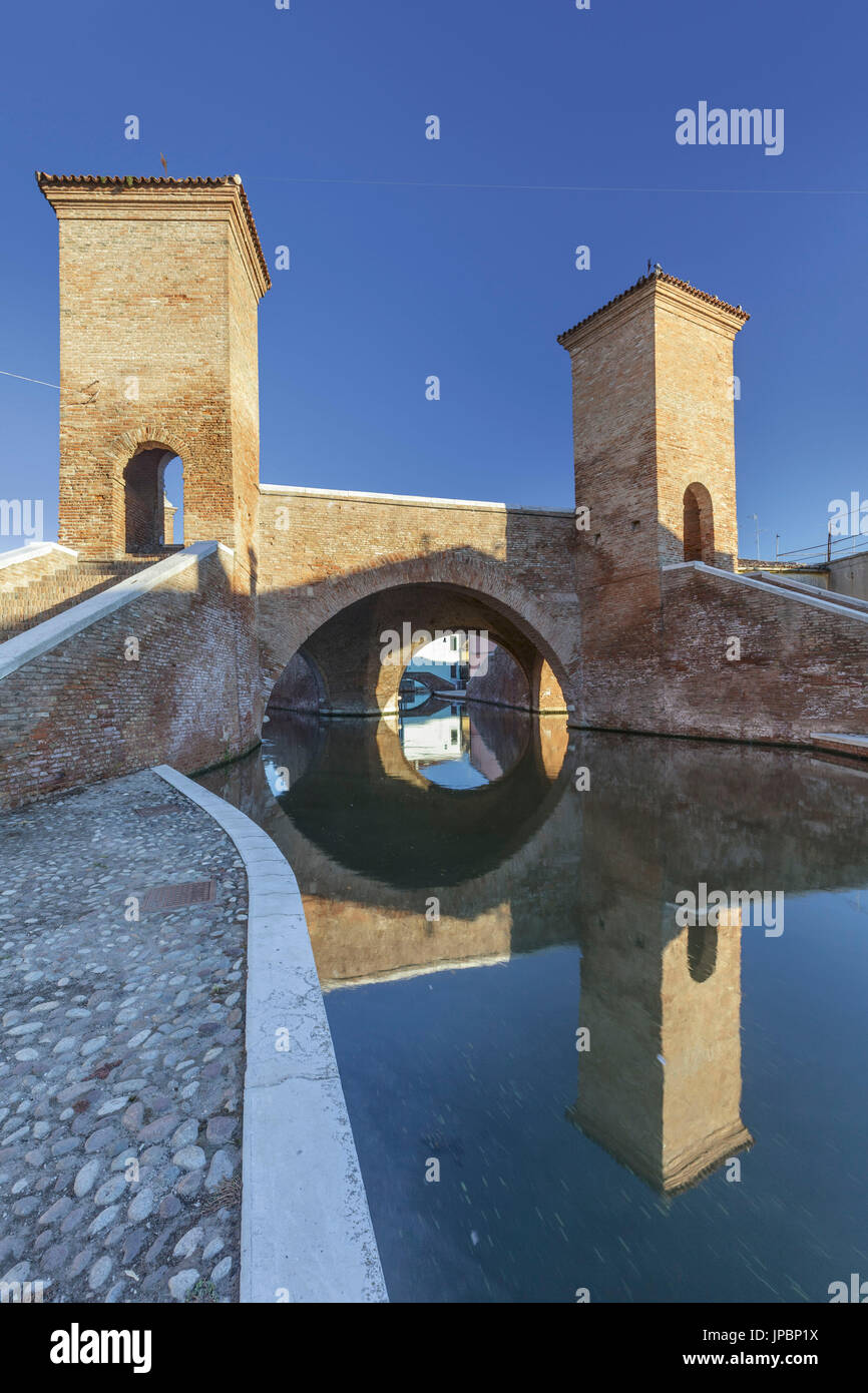 L'Europa, Italia, Emilia Romagna, Ferrara Comacchio. Il monumentale punto tre ponte noto come il Trepponti Foto Stock