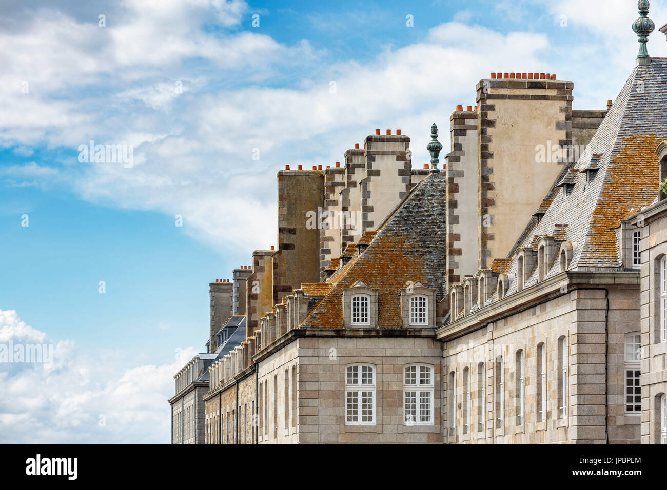 Dettaglio di camini e tetti. Saint-Malo, Ille-et-Vilaine Bretagna, Francia. Foto Stock