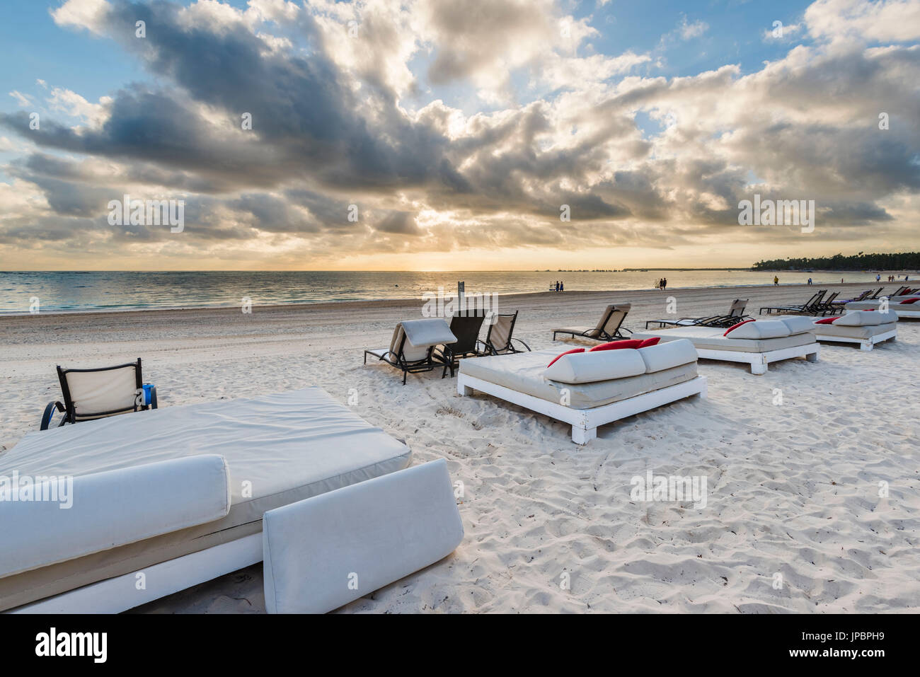 Bavaro Beach, Bavaro, Higuey, Punta Cana, Repubblica Dominicana. Lettini da spiaggia. Foto Stock