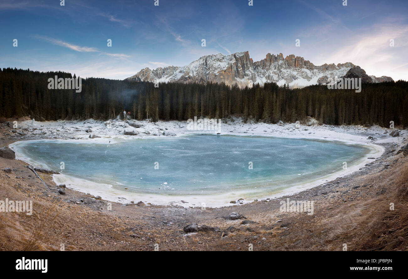 Una vista panoramica di tutto il lago di Carezza durante la stagione invernale con il Latemar Gruppe in background Foto Stock