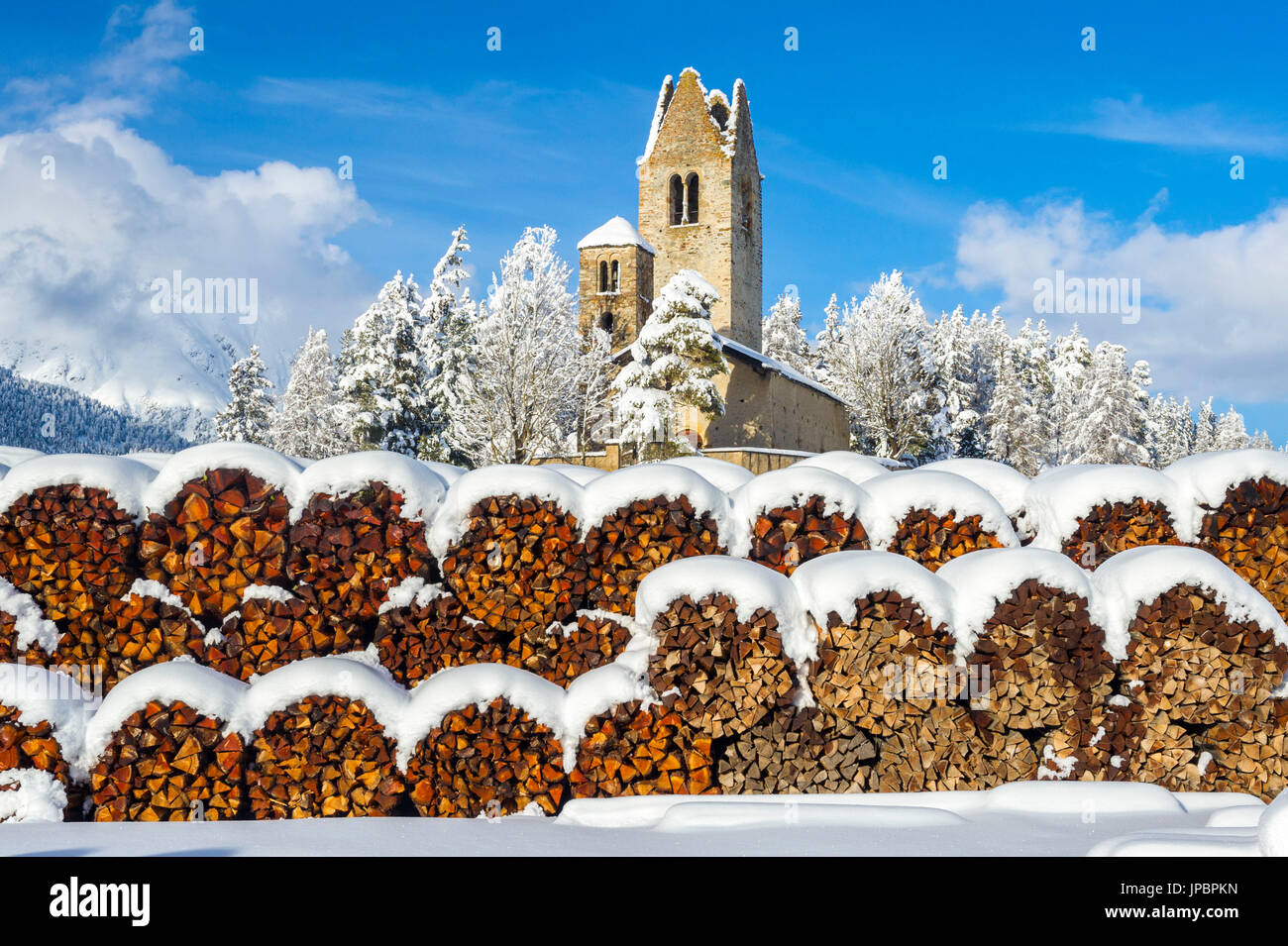 Trunk e vecchia chiesa di Celerina con neve incontaminata. In Engadina, Svizzera, Europa Foto Stock