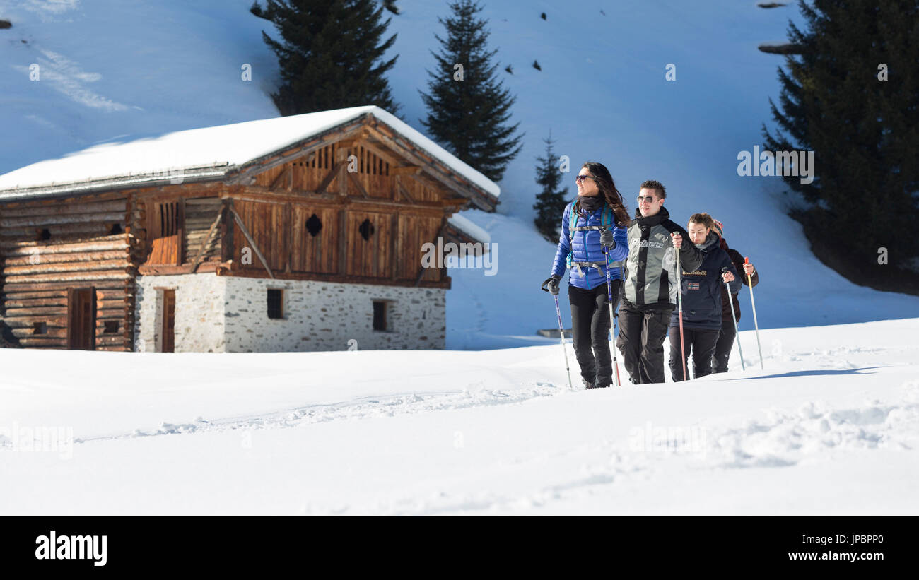 Un gruppo di escursionisti a piedi nella Valle di Rabbi, una piccola ma bellissima valle del Trentino, Trento, Trentino Alto Adige, Italia, Europa Foto Stock