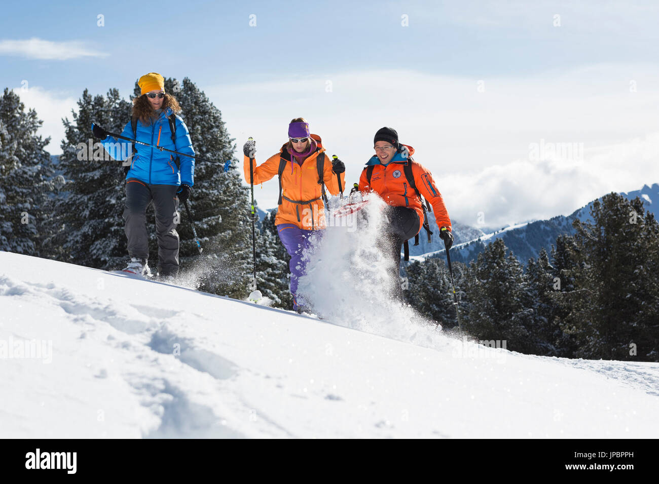 Un gruppo di escursionisti gustano durante un escursioni con le racchette da neve in Val Gardena, la provincia di Bolzano, Alto Adige, Trentino Alto Adige, Italia, Europa Foto Stock