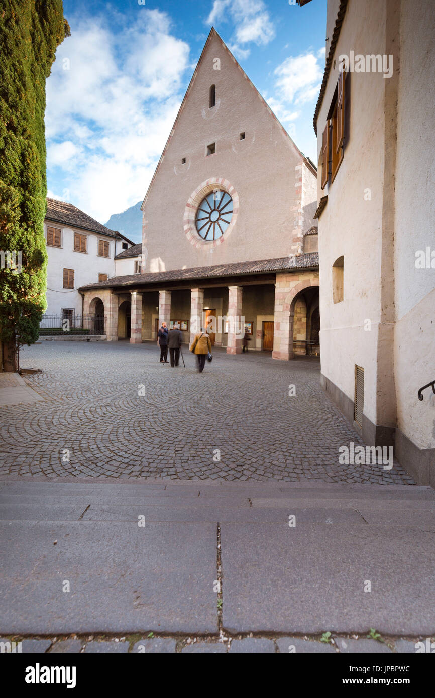 Una vista del lato frontale della chiesa dei Cappuccini a Bolzano in provincia di Bolzano, Alto Adige, Trentino Alto Adige, Italia, Europa Foto Stock