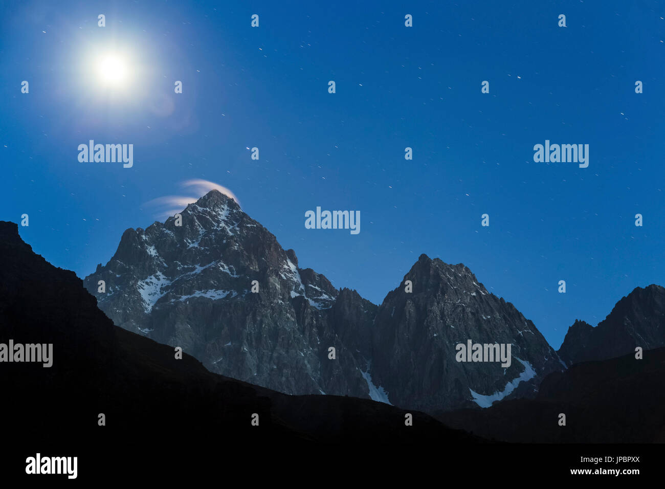 La luna brilla su Monviso e Visolotto in un cielo stellato di notte, Crissolo, Po' Valley, Distretto di Cuneo, Piemonte, Italia. Foto Stock