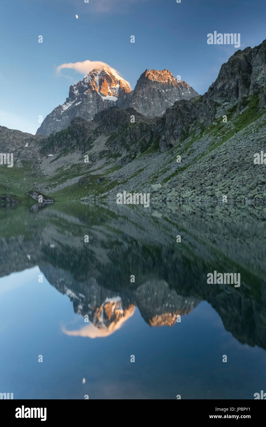 Monviso e Visolotto riflettendo sul Lago Fiorenza al tramonto, Crissolo, Po' Valley, Distretto di Cuneo, Piemonte, Italia. Foto Stock