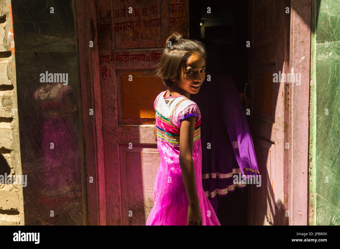 Varanasi, Uttar Pradesh, India, Asia. Ragazza entra in casa. Foto Stock