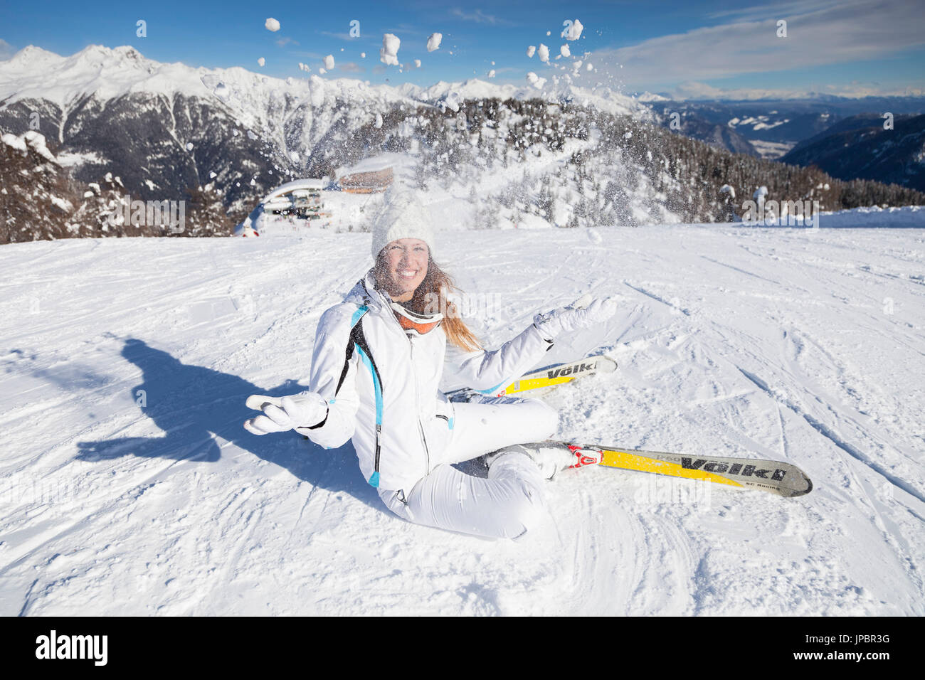 Bellissima ragazza con la sci è giocare con neve fresca lungo le piste di Marilleva, provincia di Trento, Trentino Alto Adige, Italia, Europa Foto Stock