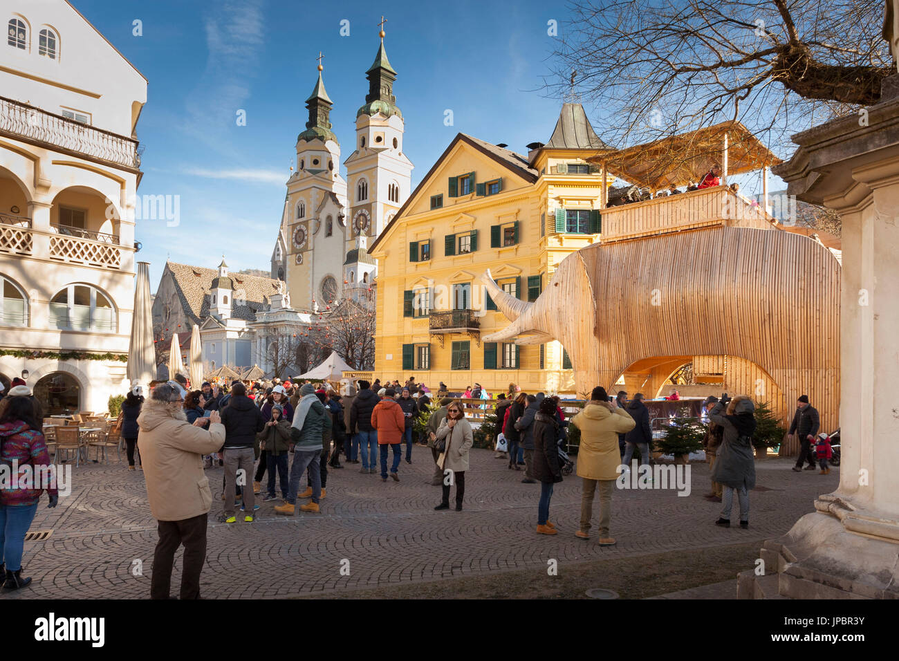 Una vista della Piazza Dom nella città di Bressanone con una gigantesca statua in legno dell'elefante chiamato Soliman durante il mercatino di Natale della provincia di Bolzano, Alto Adige Trentino Alto Adige, Italia, Europa Foto Stock