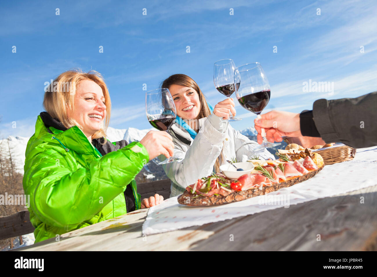 Una snapshot durante una pausa pranzo al di fuori di un rifugio con del buon vino e cucina tipica trentina, provincia di Trento, Trentino Alto Adige, Italia, Europa Foto Stock