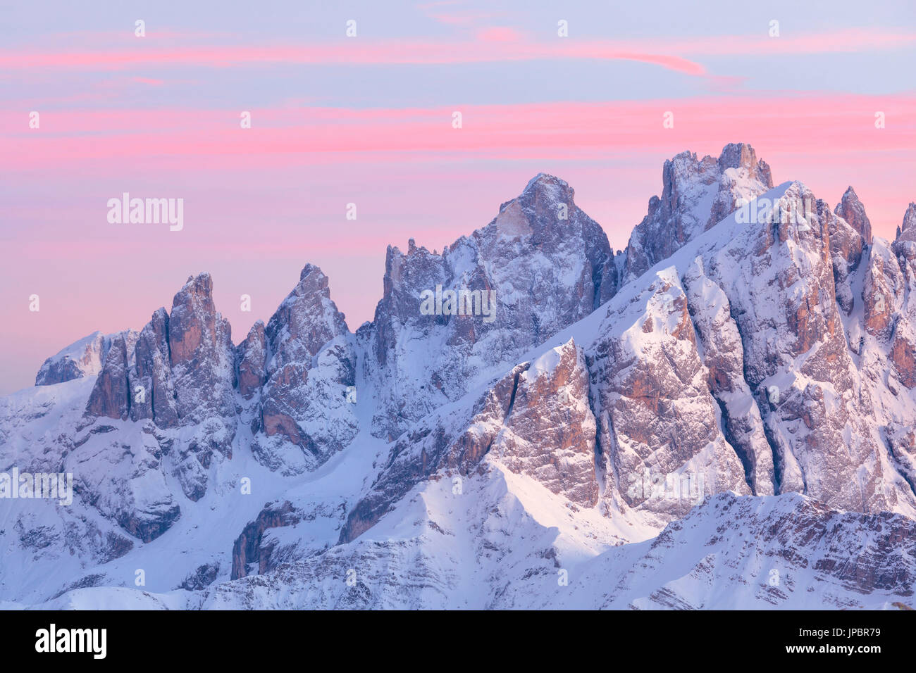 L'Europa, Italia, Veneto, Belluno. Dettaglio del Focobon e Mulaz montagna in inverno al tramonto, Dolomiti Foto Stock