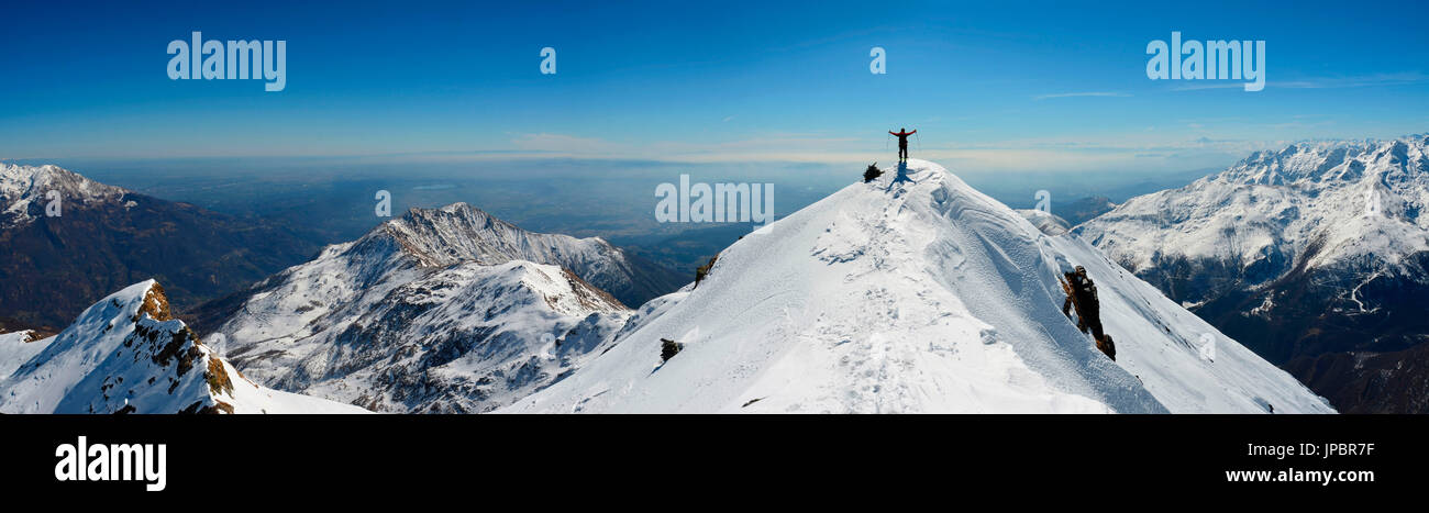 Panoramica sulla cima della montagna (cima bronzetto) vicino a anfiteatro morenico sulla Valle d'Aosta ingresso, Piemonte, Italia Foto Stock