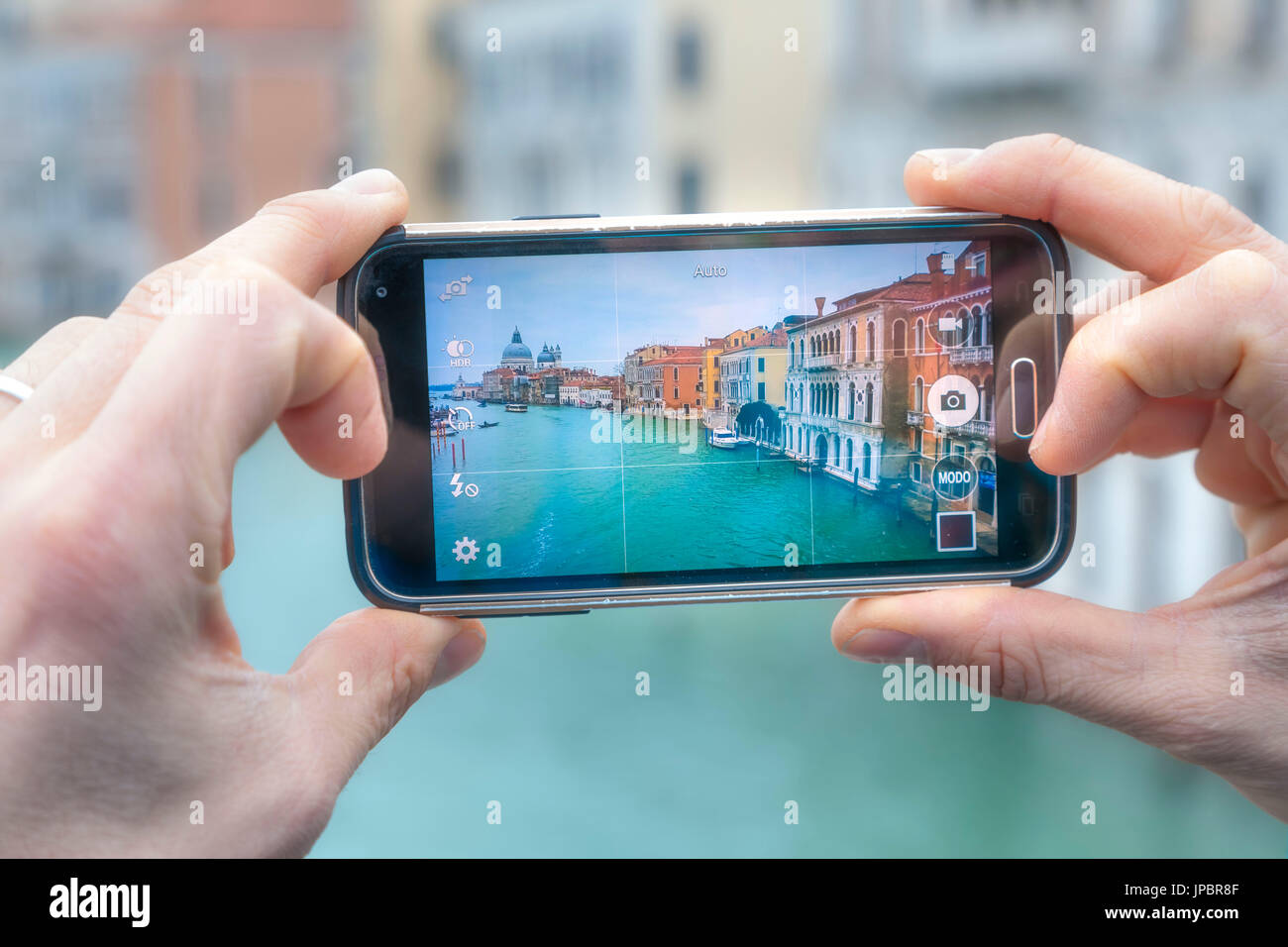 L'Europa, Italia, Veneto, Venezia. Turistica prendendo una foto con lo smartphone sul Canal Grande a Venezia Foto Stock