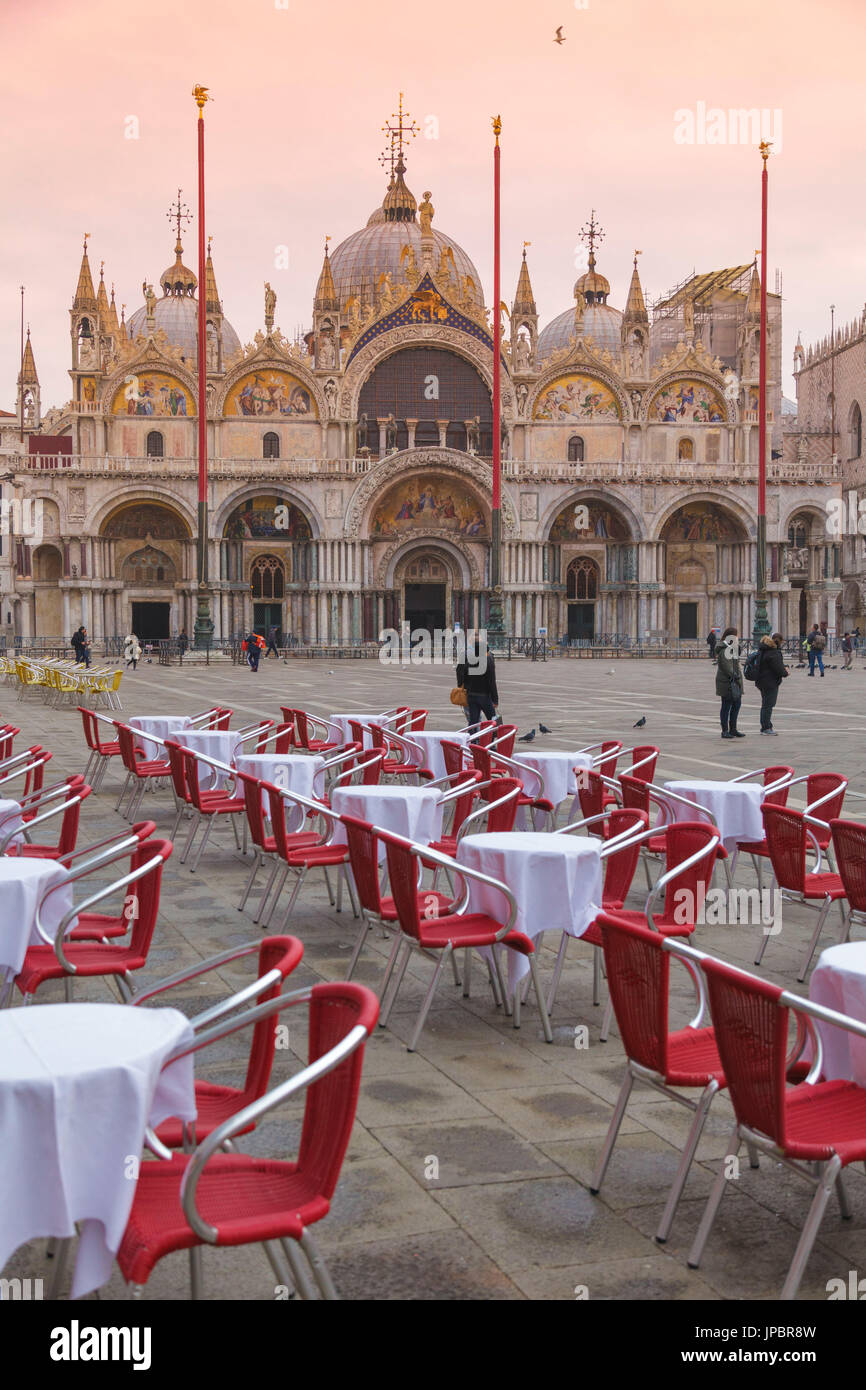 L'Europa, Italia, Veneto, Venezia. File di sedie e tavoli presso la caffetteria all'aperto in Piazza San Marco Foto Stock