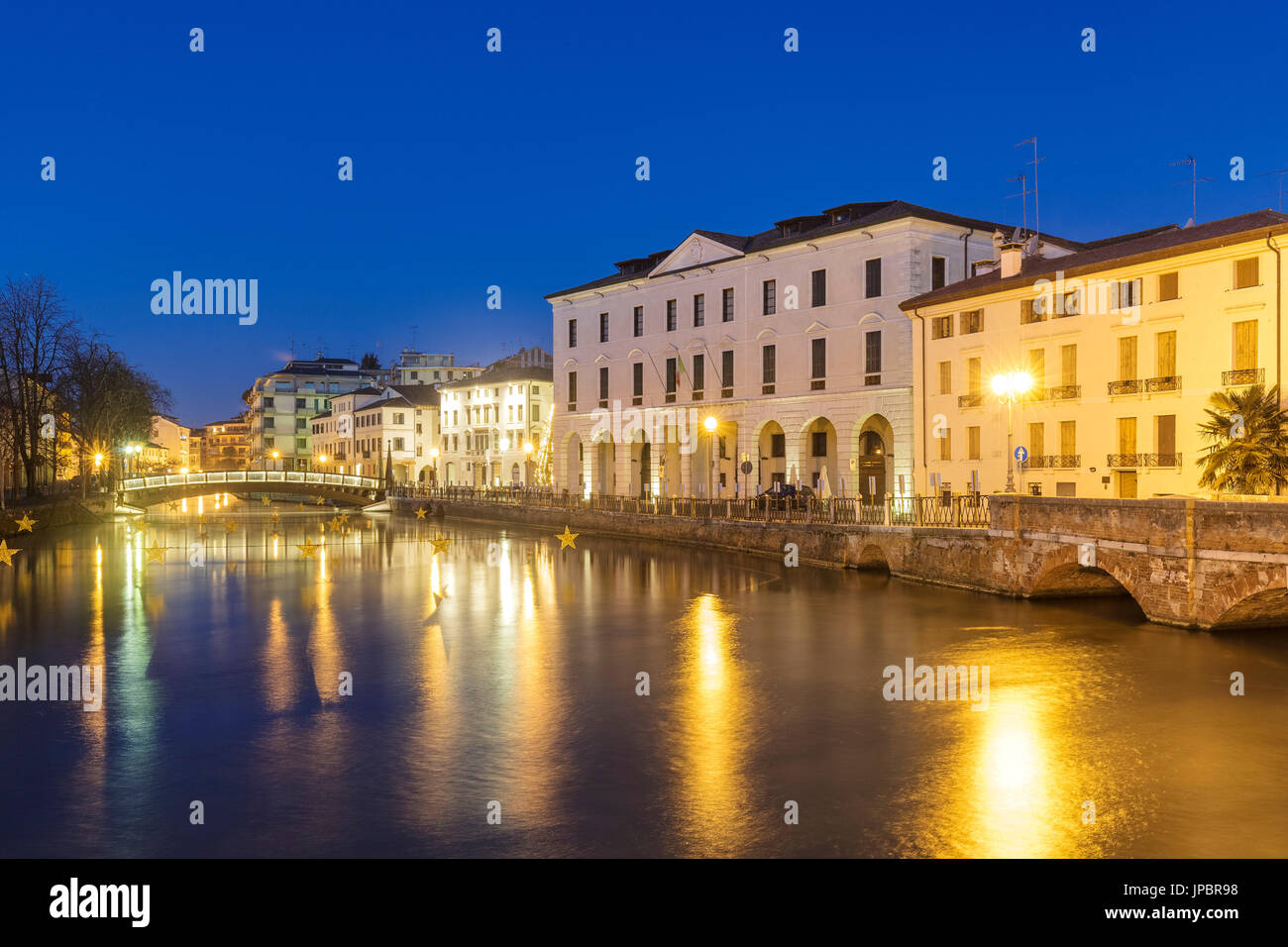 L'Europa, Italia, Veneto, Treviso. Riviera Garibaldi con i palazzi che si affacciano sul fiume Sile Foto Stock