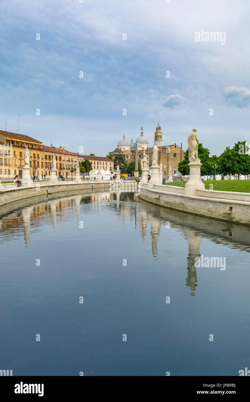 Statue sul Prato della Valle, Padova, Italia riflessa nelle calme acque del canale che circonda la piazza ellittica rivestita di case storiche e edifici, Italia, Europa Foto Stock
