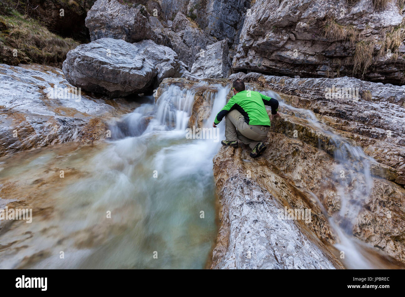 Piccole cascate nel cuore della Val Soffia, Parco Nazionale Dolomiti Bellunesi, Monti del Sole Foto Stock