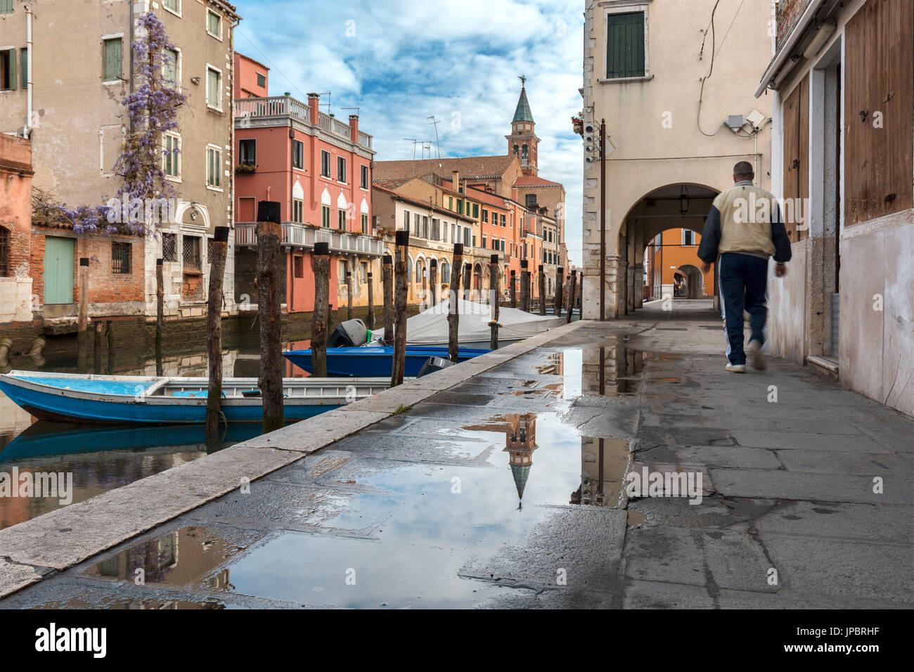 L'Europa, Italia, Veneto, Chioggia. La riflessione a piedi lungo la Fondamenta Canal Vena Foto Stock