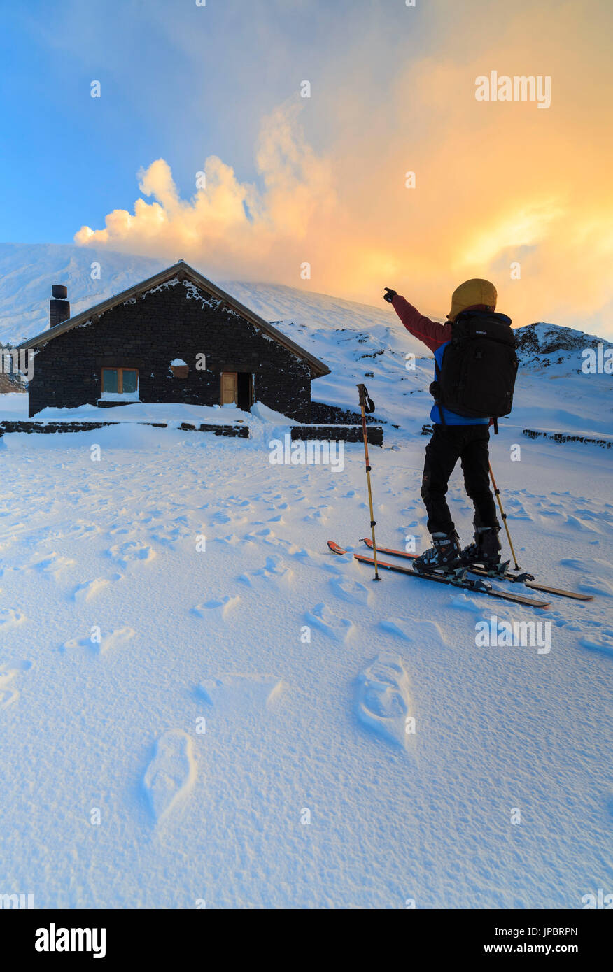 Il rifugio Galvarina in Sicilia, lungo l Alta Via di montagna Etna, visto come il Mongibello erutta, Etna, Italia, Europa Foto Stock