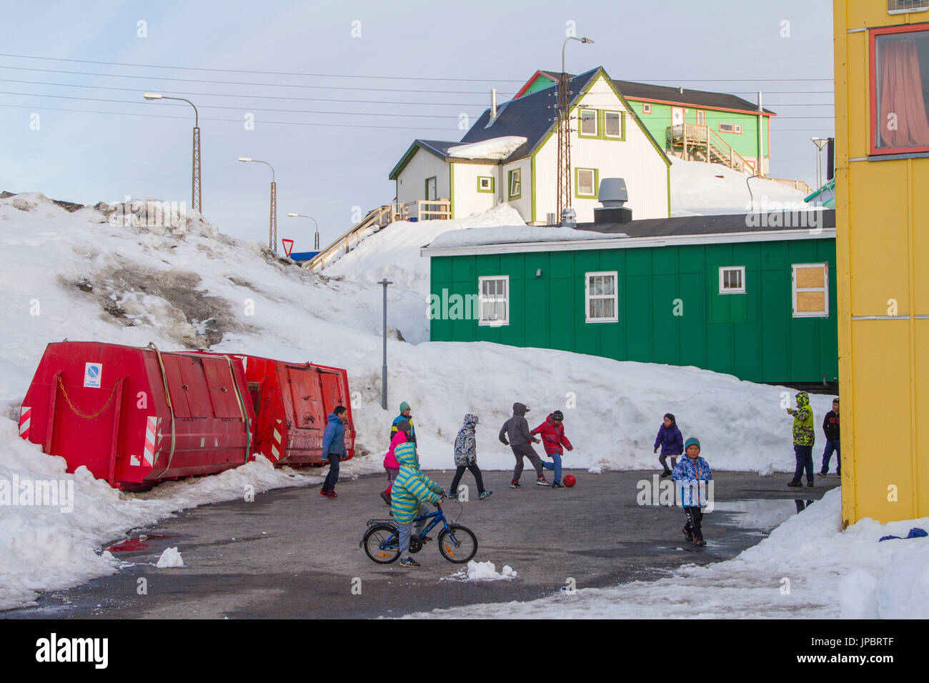 Ragazzi che giocano a calcio nella piccola cittadina di Maniitsoq. La Groenlandia - West Coast - mare Artico Foto Stock