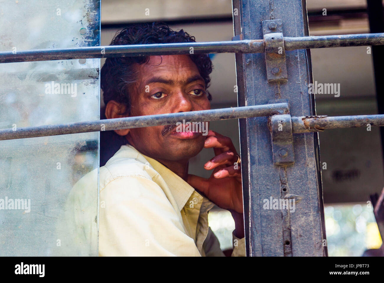 India, Delhi, Uomo cerca attraverso la finestra del bus Foto Stock