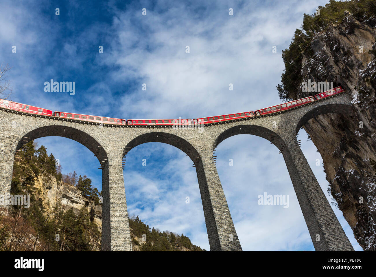 Bernina Express il trenino rosso lungo viadotto Landwasser. Filisur, Grigioni, Svizzera, Europa. Foto Stock