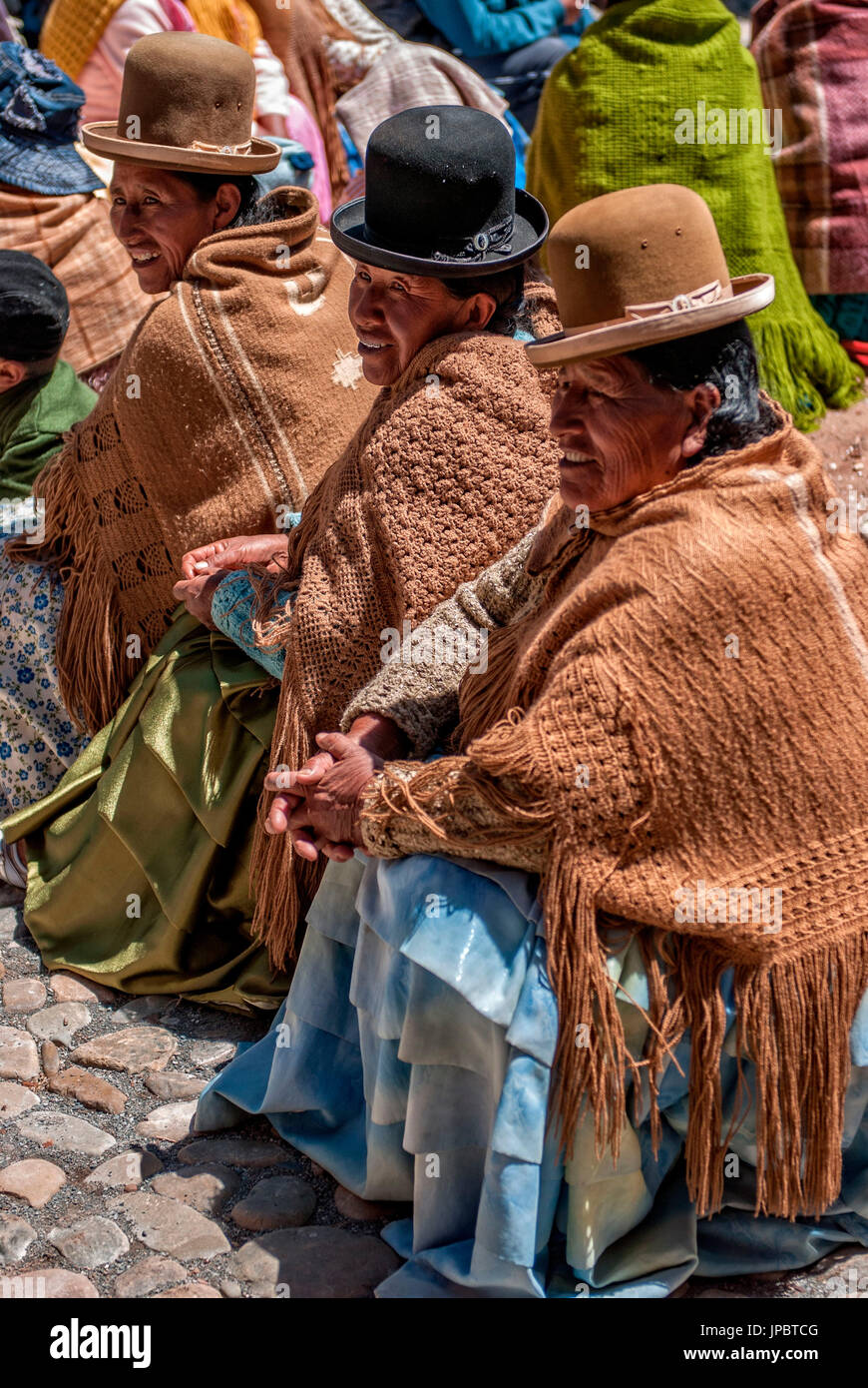 Ayamara donne in costume tipico. Aymaras sono la popolazione autoctona del Lago Titicaca area, in Bolivia, Sud America. Foto Stock