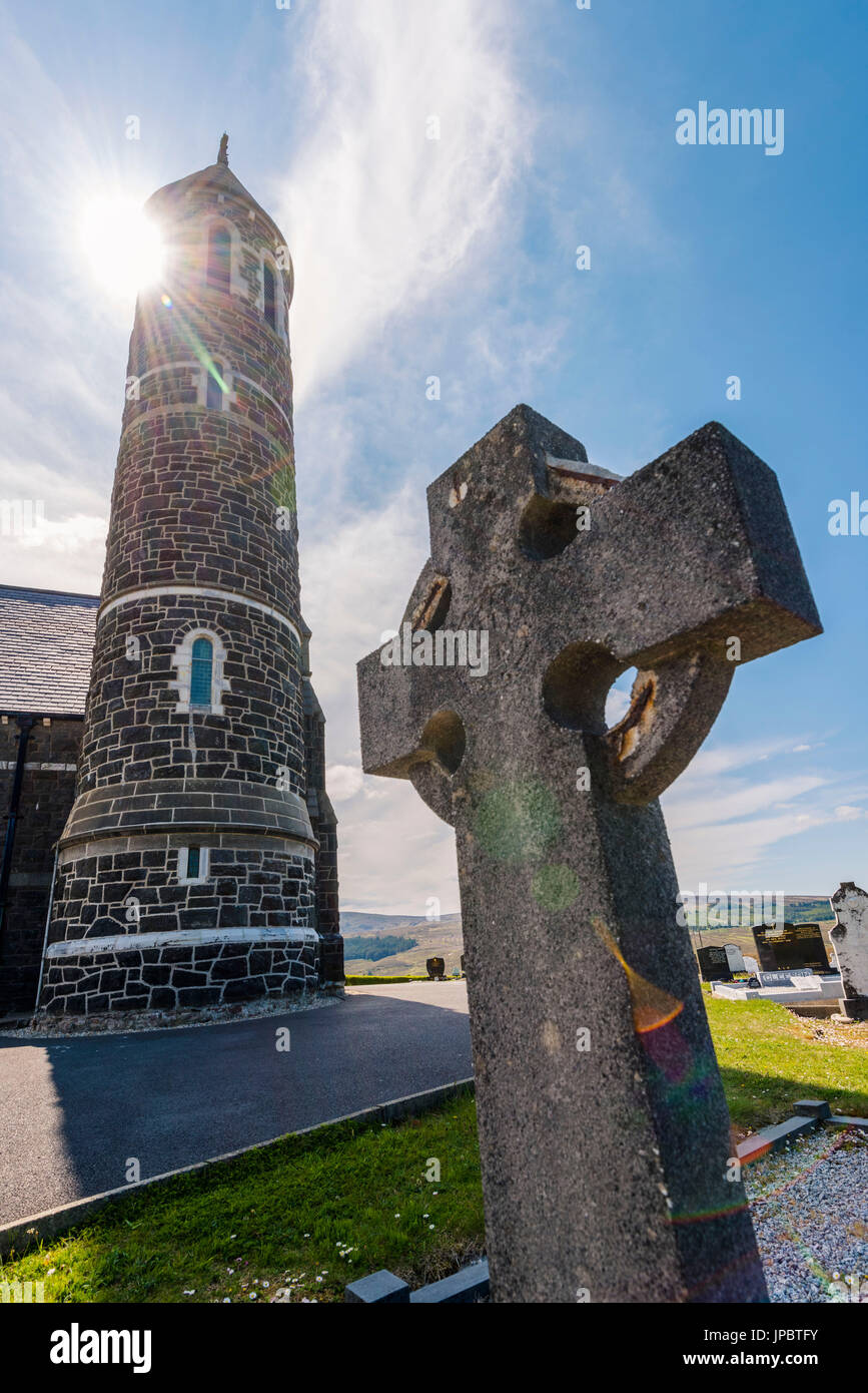 Dunlewy (Dunlewey), County Donegal, Ulster regione, l'Irlanda, l'Europa. Vecchia chiesa e croce alta. Foto Stock