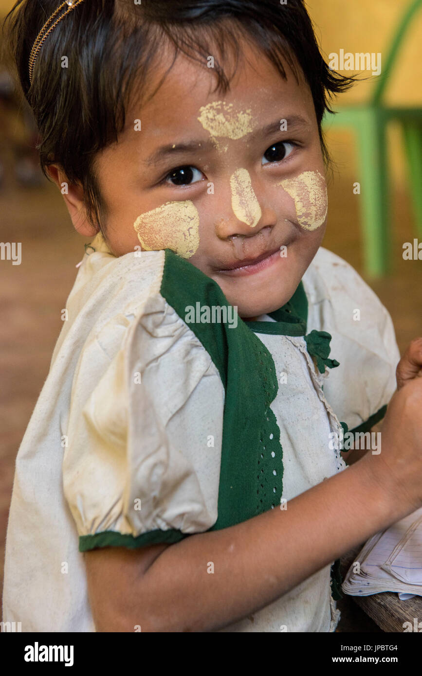 Stato di Rakhine, Myanmar. Ritratto di un mento giovane ragazzo guardando la telecamera. Foto Stock