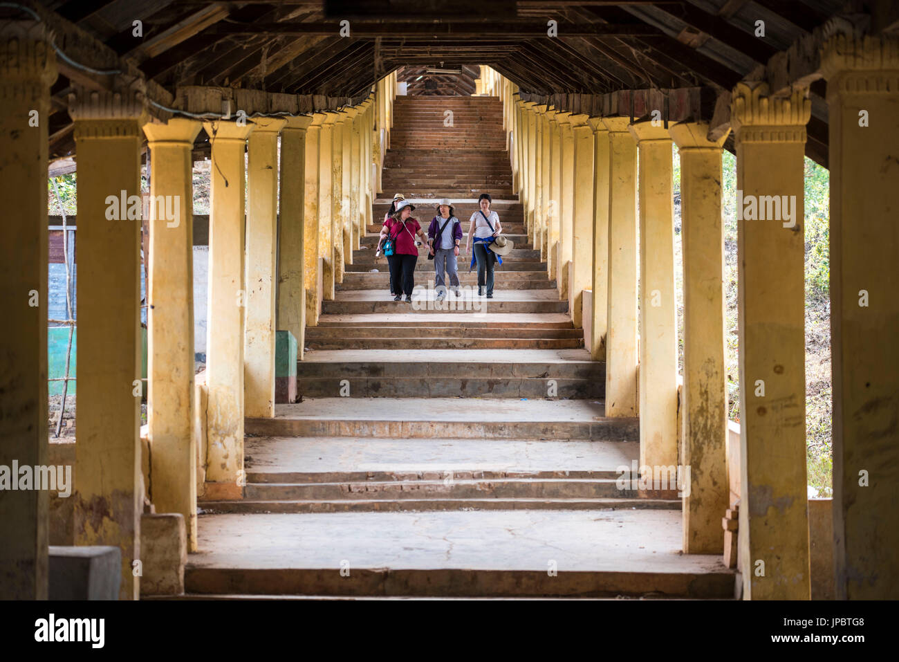 A inserto di lago, Stato Shan, Myanmar. La gente camminare in una pagoda. Foto Stock