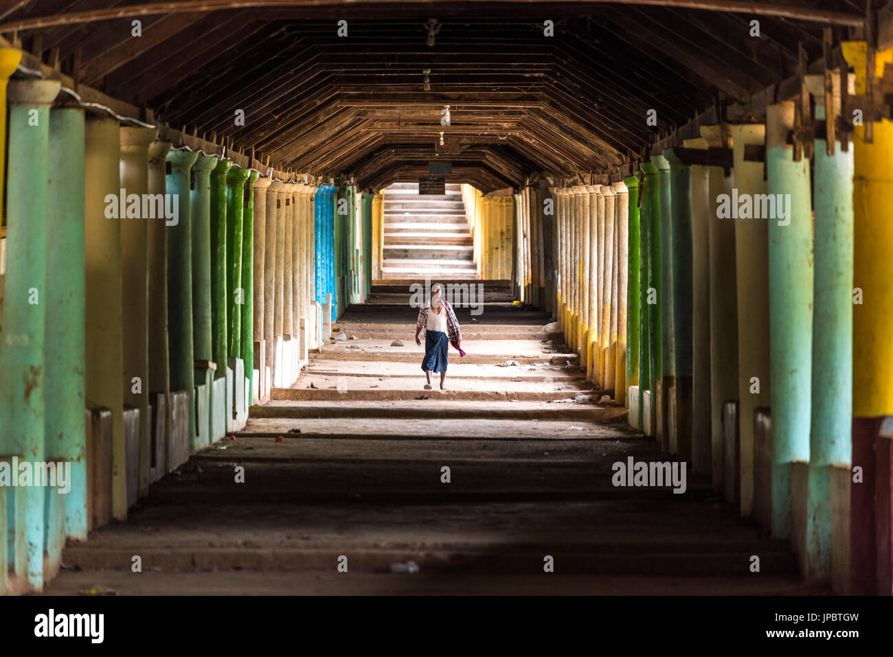 A inserto di lago, Stato Shan, Myanmar. Uomo che cammina in una pagoda. Foto Stock