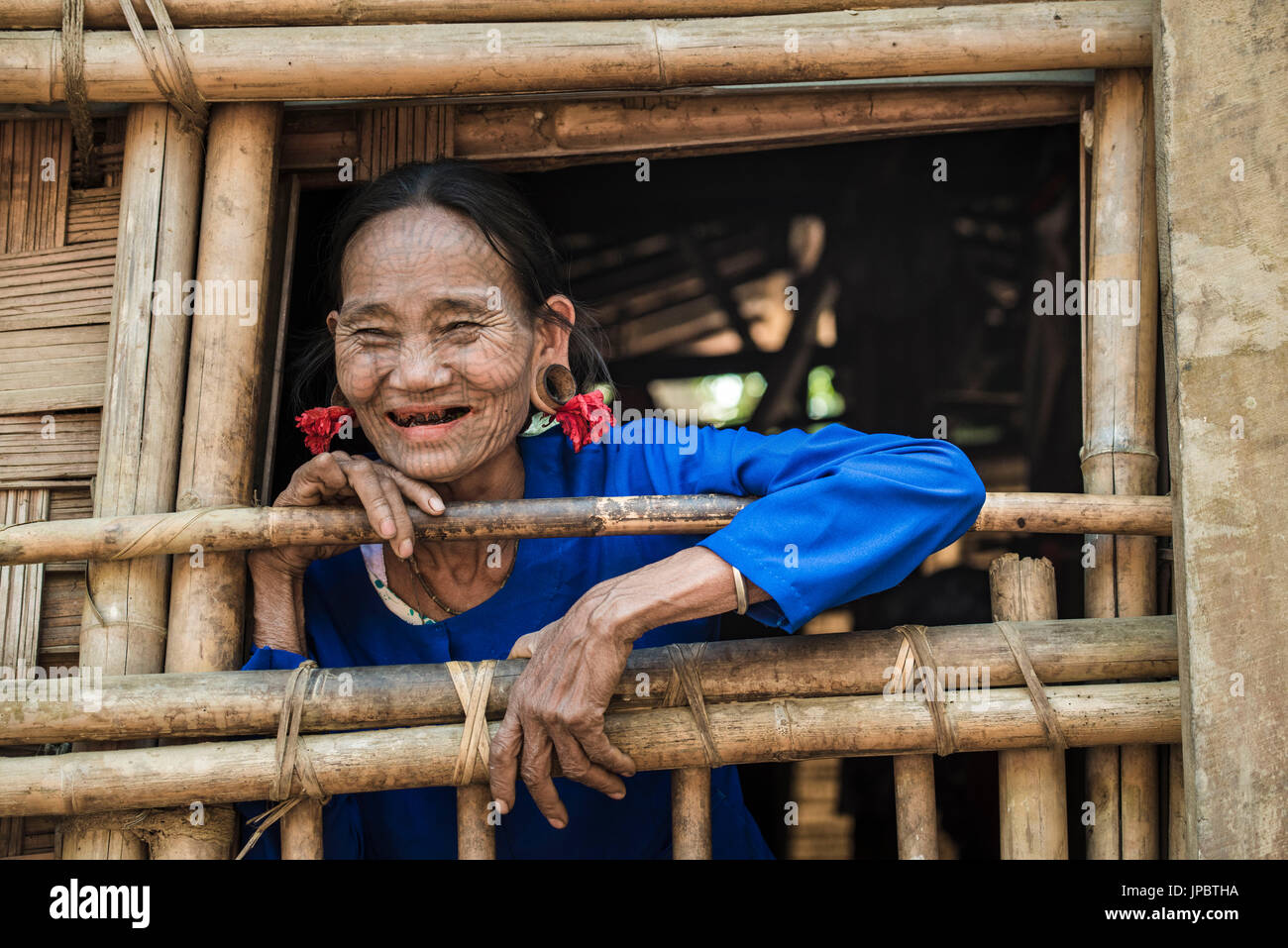 Stato di Rakhine, Myanmar. Mento della donna con tradizionale tatuato faccia. Foto Stock