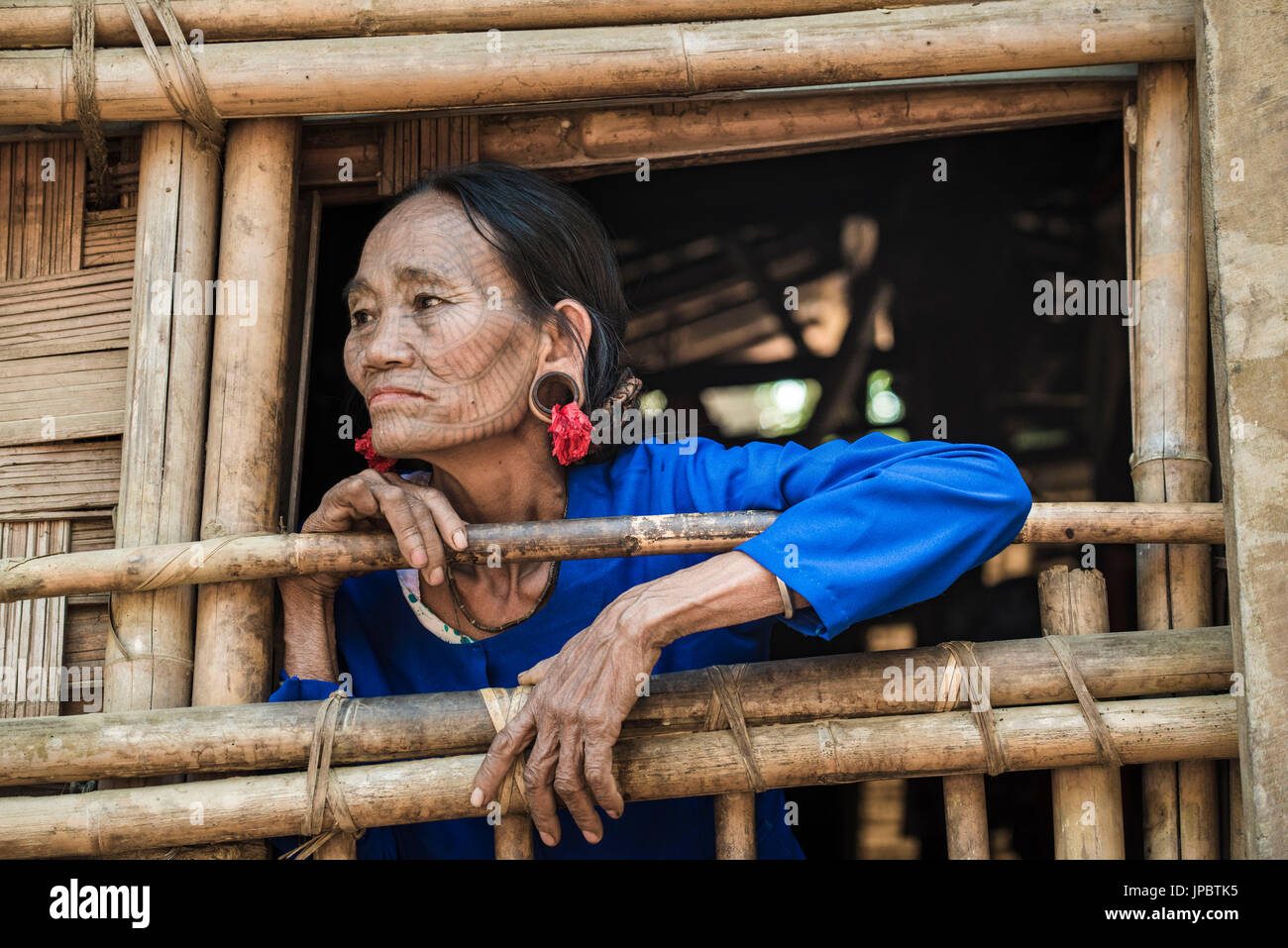 Stato di Rakhine, Myanmar. Mento della donna con tradizionale tatuato faccia. Foto Stock