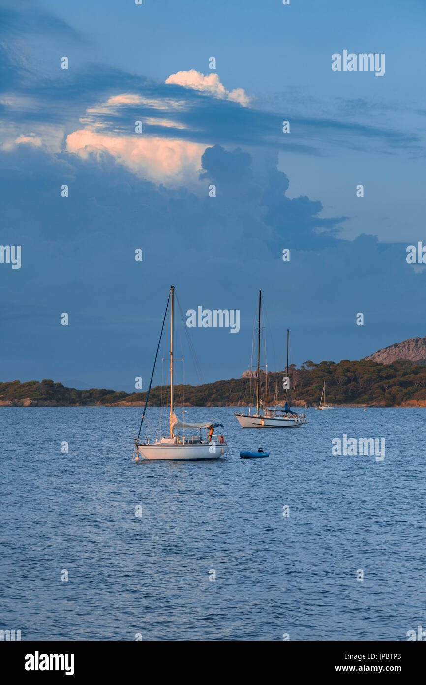 Ormeggio barche a vela durante il tramonto (Ile de Porquerolles, Hyeres, Tolone, Var reparto, Provence-Alpes-Côte d'Azur regione, Francia, Europa) Foto Stock