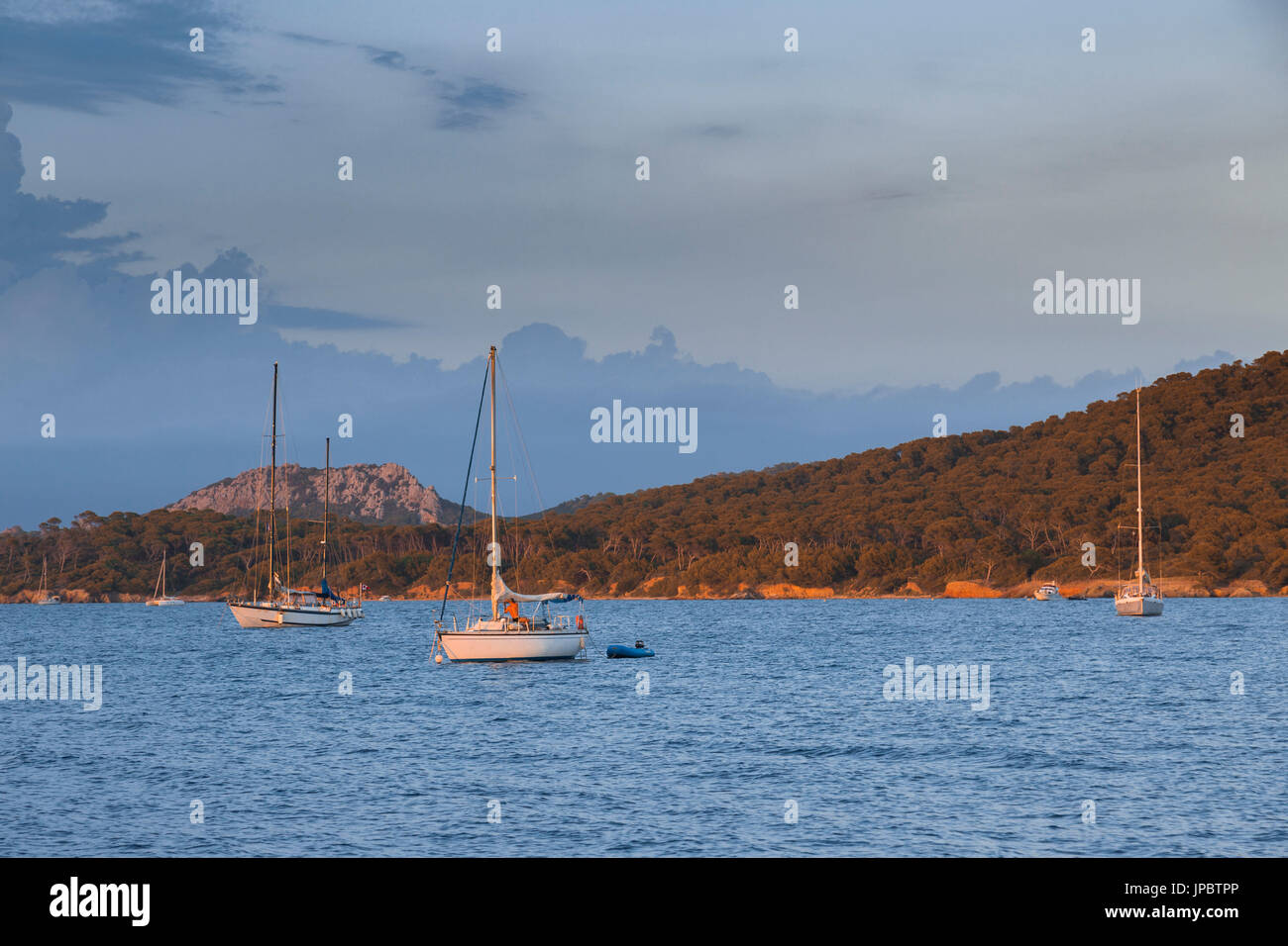 Ormeggio barche a vela durante il tramonto (Ile de Porquerolles, Hyeres, Tolone, Var reparto, Provence-Alpes-Côte d'Azur regione, Francia, Europa) Foto Stock
