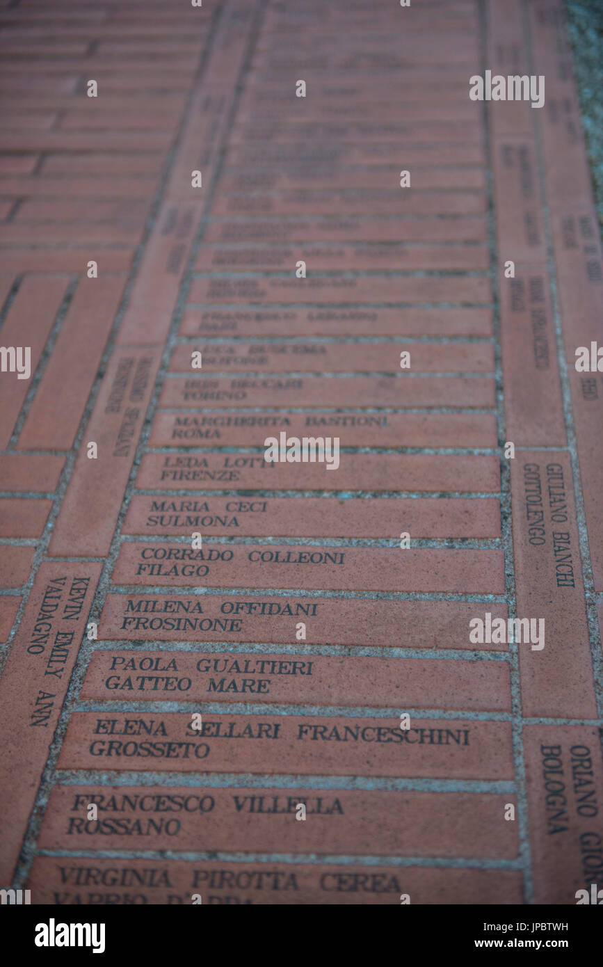 L'Italia, l'Umbria, Assisi, rosso denominato mattoni fatti strada nel corso dell ultimo giubileo Foto Stock