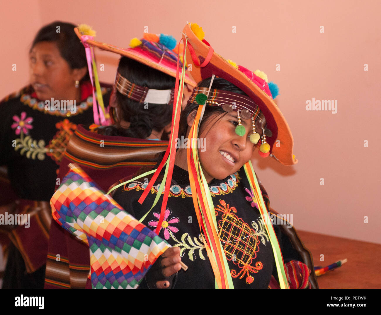Aymara giovane ragazza vestita con il costume tipico. Aymaras sono la popolazione autoctona del Lago Titicaca area, in Bolivia, Sud America. Foto Stock