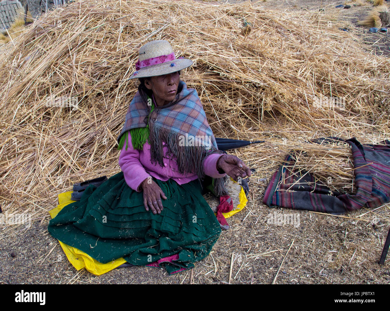 Ayamara donna in costume tipico. Aymaras sono la popolazione autoctona del Lago Titicaca area, in Bolivia, Sud America. Foto Stock