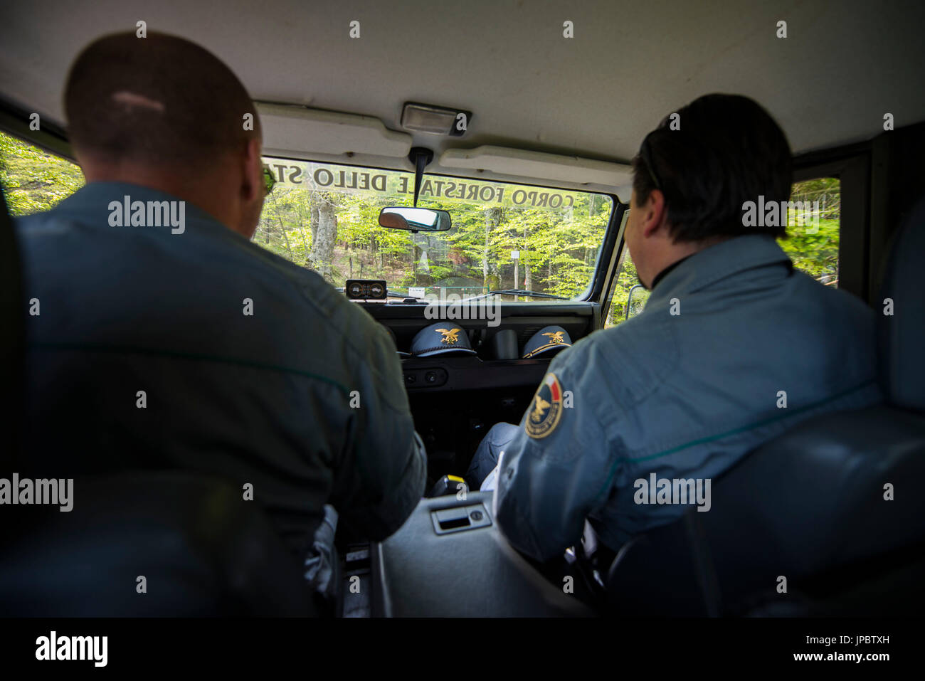 Due rangers nel loro cross-country auto, Foreste Casentinesi NP, Emilia Romagna distretto, Italia Foto Stock