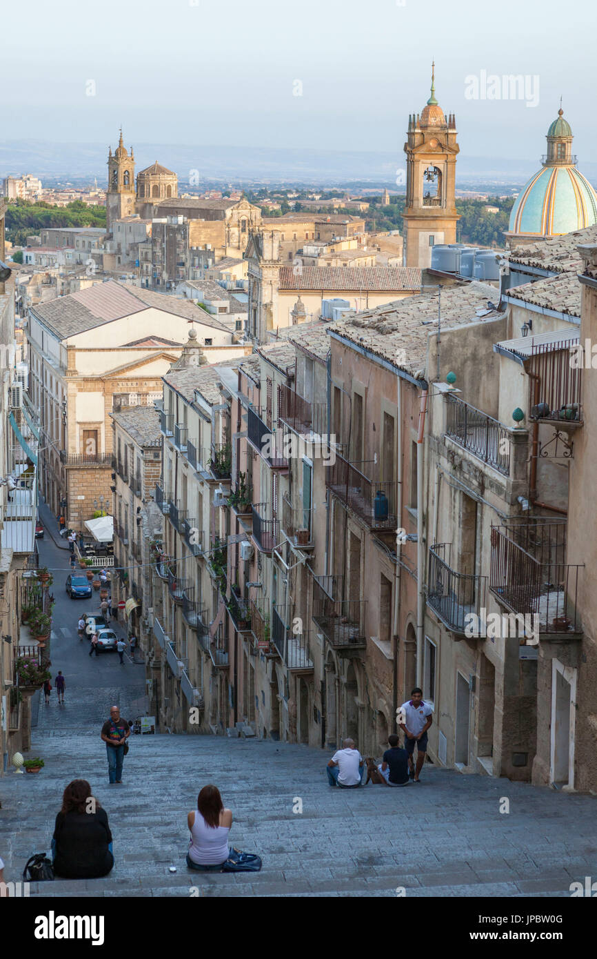 I turisti sul volo di passi potrete ammirare la città vecchia e la cupola della cattedrale di Caltagirone provincia di Catania Sicilia Italia Europa Foto Stock